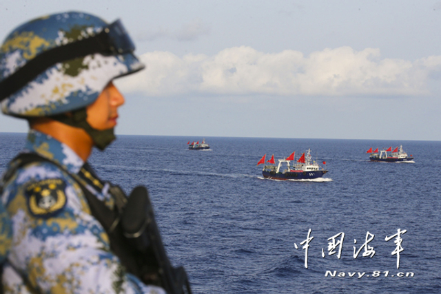 中国海军护航编队为8艘中国籍远洋渔船护航