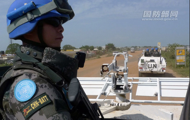 中国维和女兵开始境外执勤 持枪在南苏丹巡逻_新浪图片