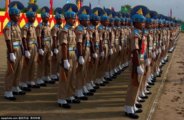 印度后备警察部队举行毕业典礼 现场花花绿绿 