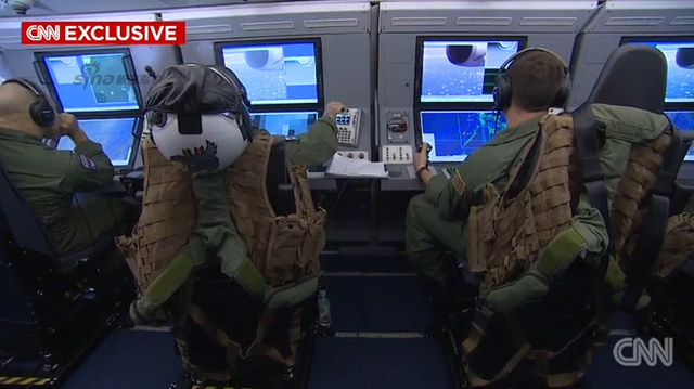 P-8A机舱内工作的美军人员