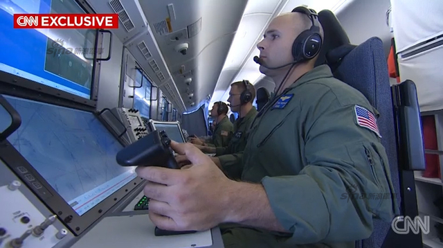 P-8A机舱内作业的美军