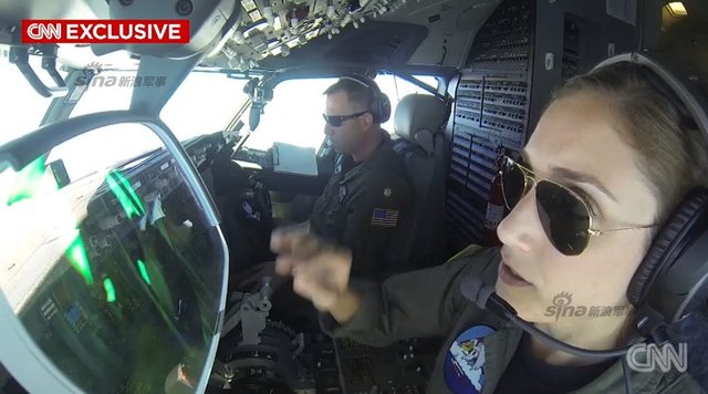 女飞行员在驾驶P-8A反潜机