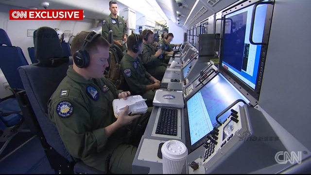 机舱内工作人员正在作业