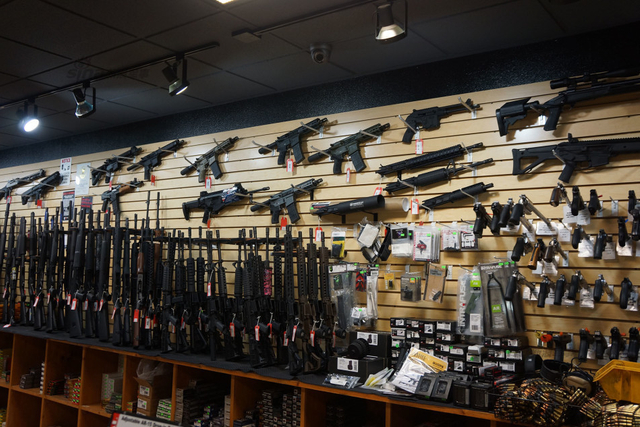网友逛美国枪店太过瘾了