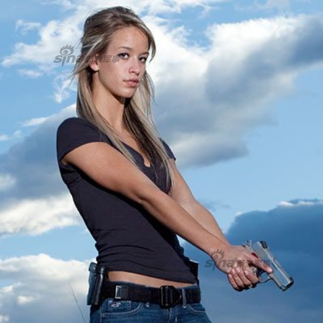 火爆魔鬼身材辣妹两大嗜好:喜欢玩枪爱自拍