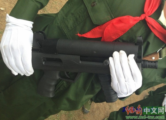 新型滚筒式弹舱冲锋枪