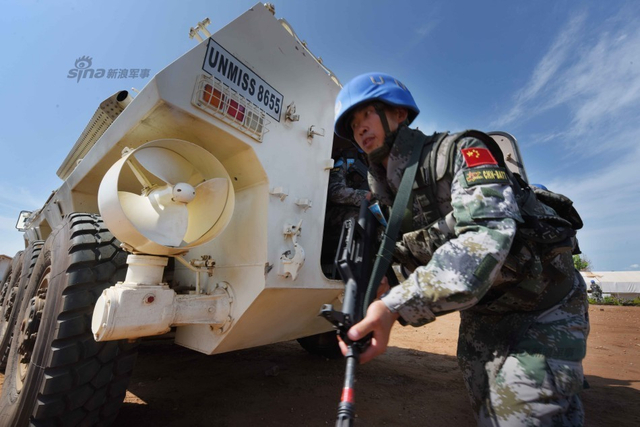 持枪分队士兵下车警戒