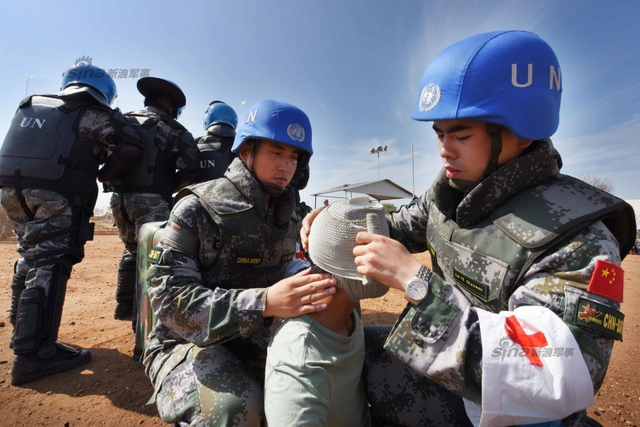 维和士兵在演练中救治“伤员”