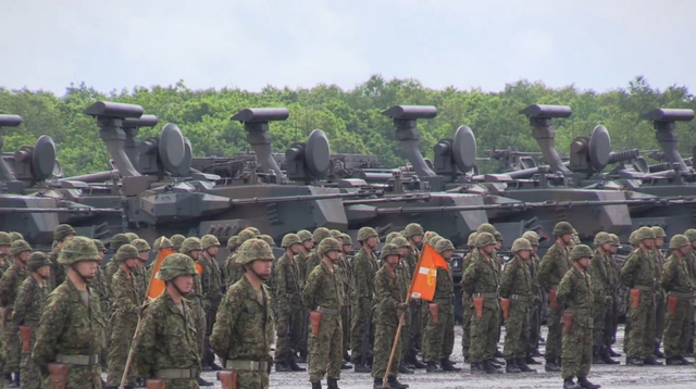 自卫队员就位87式自行高炮待命