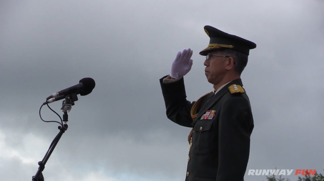 自卫队第7师团长官检阅