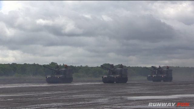 99式155毫米自行榴弹炮群开动