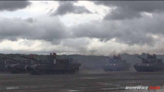 90式主战坦克方队开动