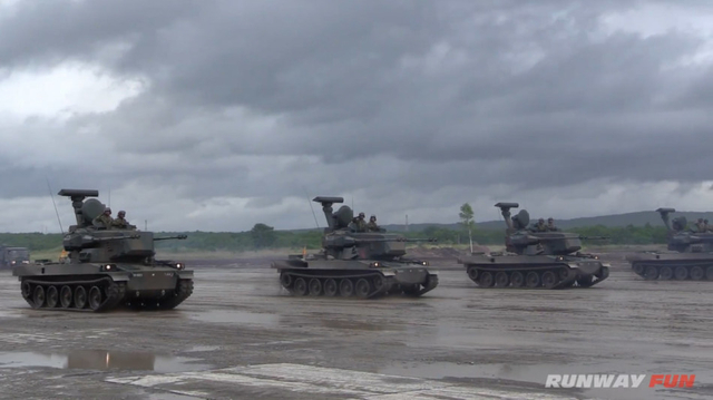 87式自行高炮群开动3