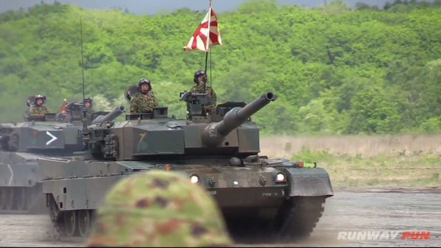 90式主战坦克群接受检阅2