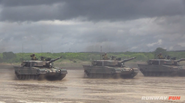 90式主战坦克群接受检阅6