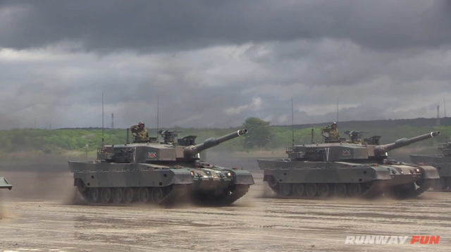 90式主战坦克群接受检阅7