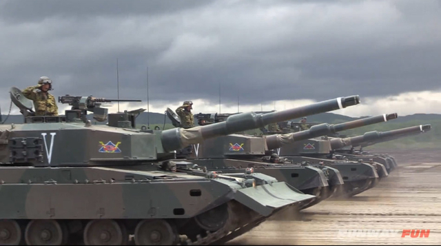 90式主战坦克群接受检阅8
