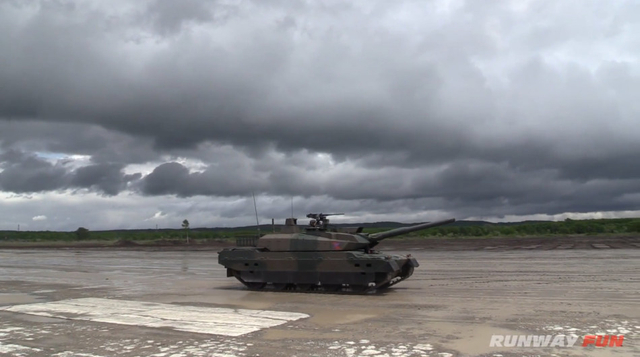 最新型10式主战坦克出场