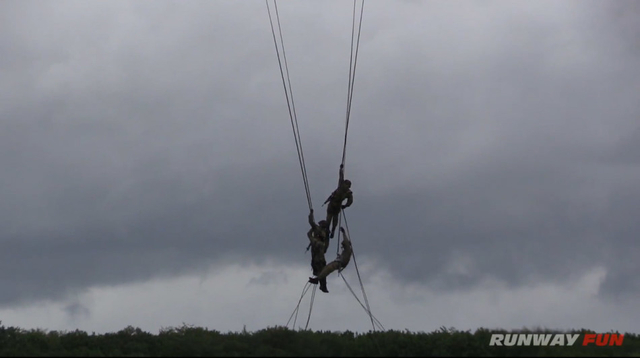 陆自特战队员机降