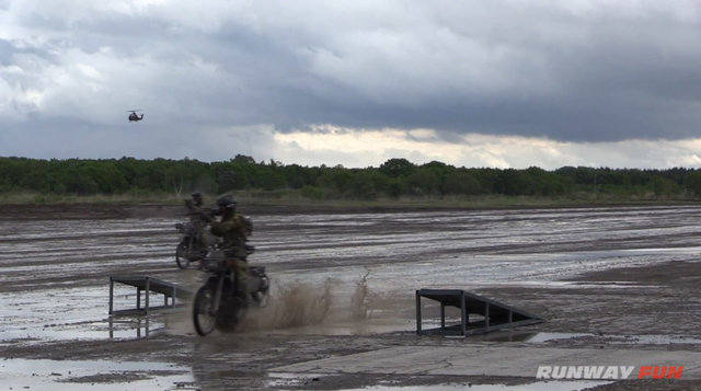 单兵骑摩托射击