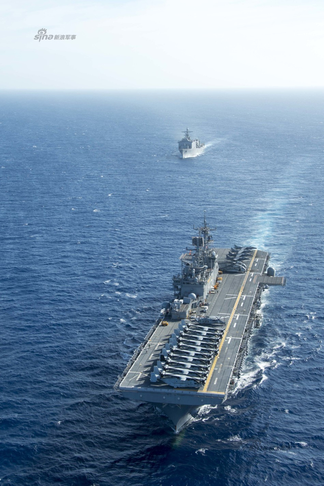 好人理查德号与两栖登陆舰阿什兰号编队航行