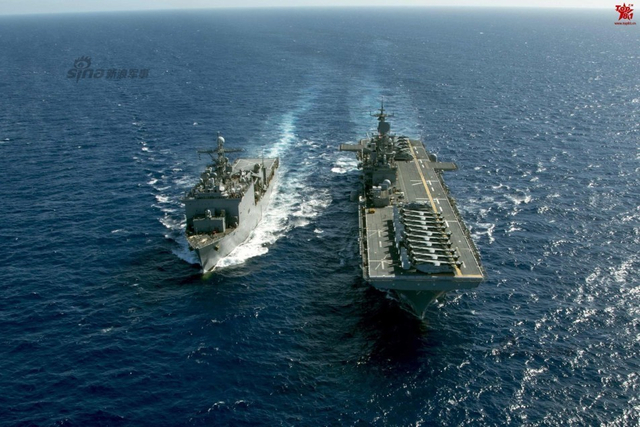 好人理查德号与两栖登陆舰阿什兰号编队航行