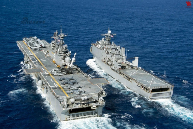 好人理查德号与两栖登陆舰阿什兰号编队航行