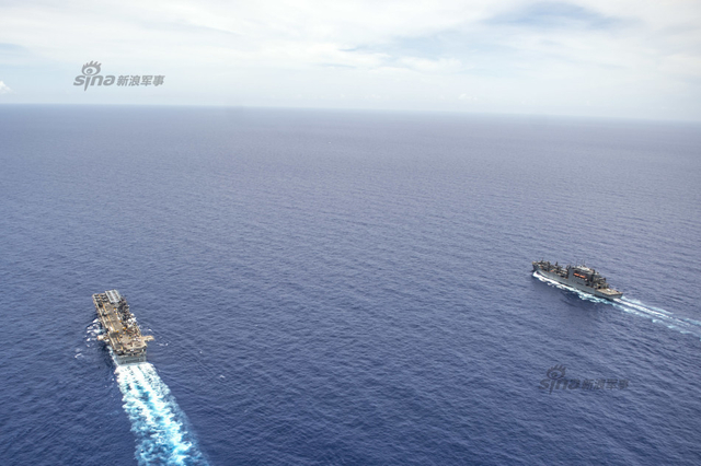 好人理查德号与两栖登陆舰阿什兰号编队航行