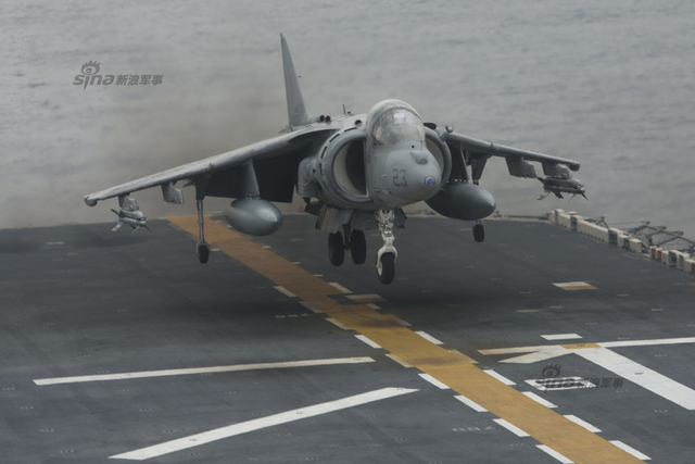 好人理查德号舰载海鹞战机起飞