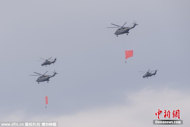 北京数十架武直10掠过楼顶练阅兵