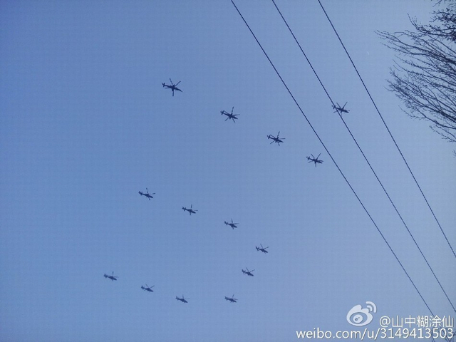 直-10和直-19编队训练疑似排成数字70