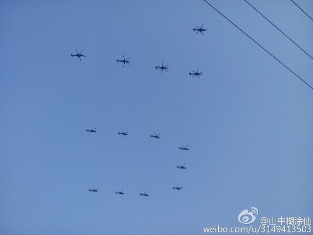直-10和直-19编队训练疑似排成数字70