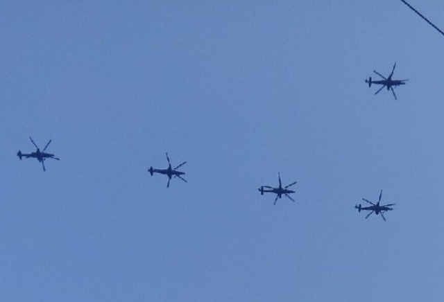 直-10和直-19编队训练疑似排成数字70