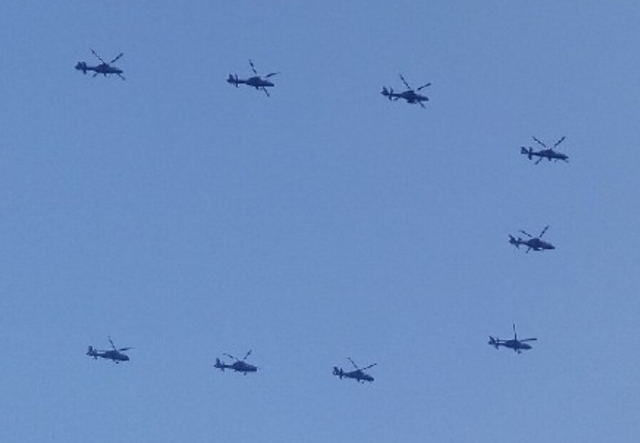 直-10和直-19编队训练疑似排成数字70