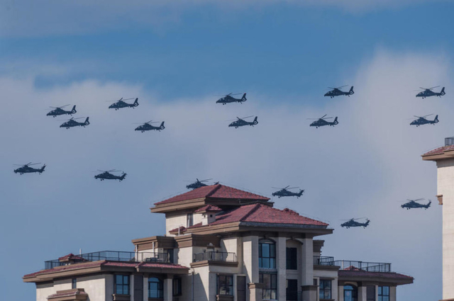 北京数十架武直10掠过楼顶练阅兵