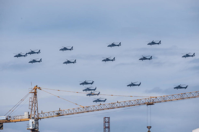 北京数十架武直10掠过楼顶练阅兵