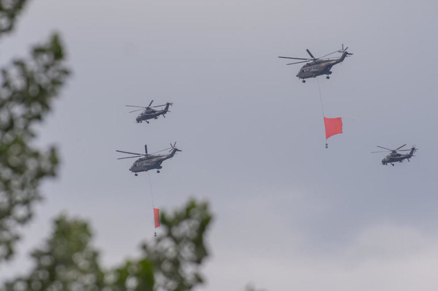 北京数十架武直10掠过楼顶练阅兵