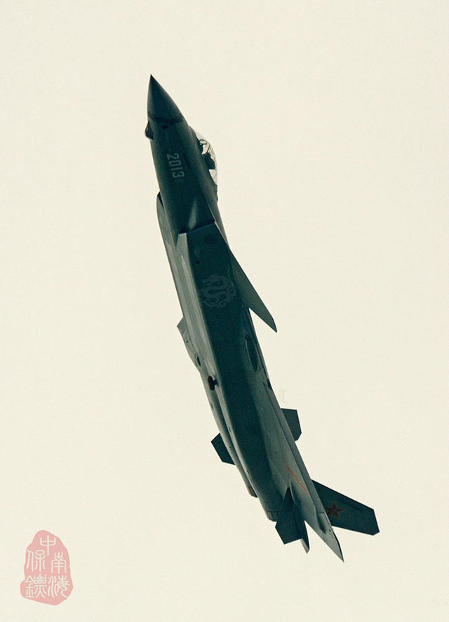 我歼20战机垂直拉升霸气猛照