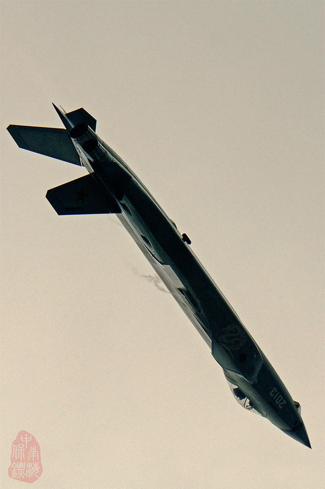 我歼20战机垂直拉升霸气猛照