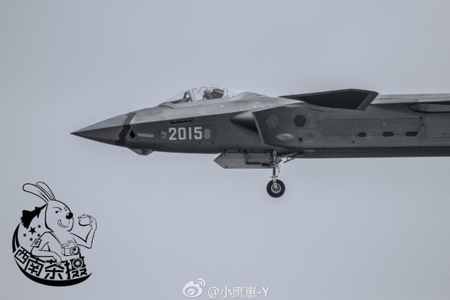 我歼20战机垂直拉升霸气猛照