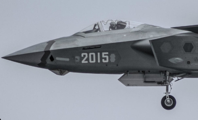 我歼20战机垂直拉升霸气猛照