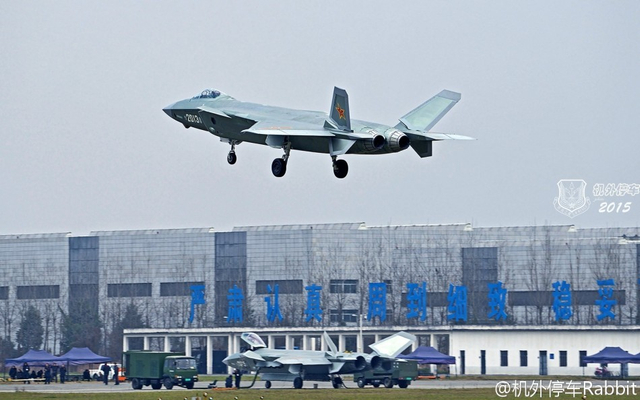 我歼20战机垂直拉升霸气猛照