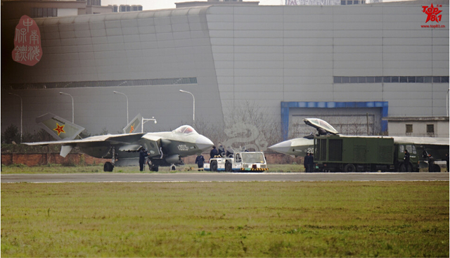 我歼20战机垂直拉升霸气猛照