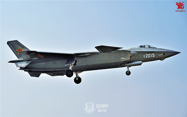 我歼20战机垂直拉升霸气猛照