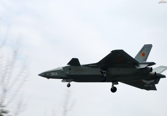 我歼20战机垂直拉升霸气猛照