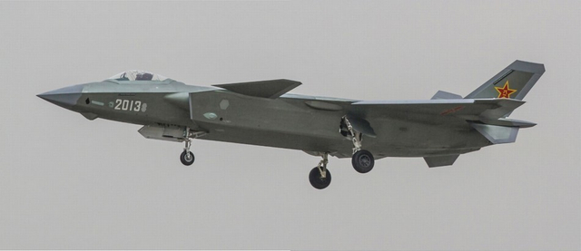 我歼20战机垂直拉升霸气猛照