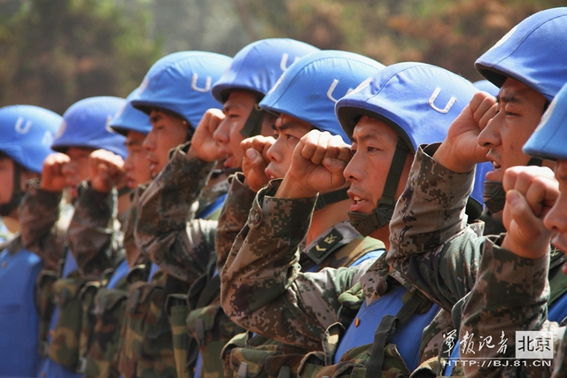 维和官兵重温入党誓词