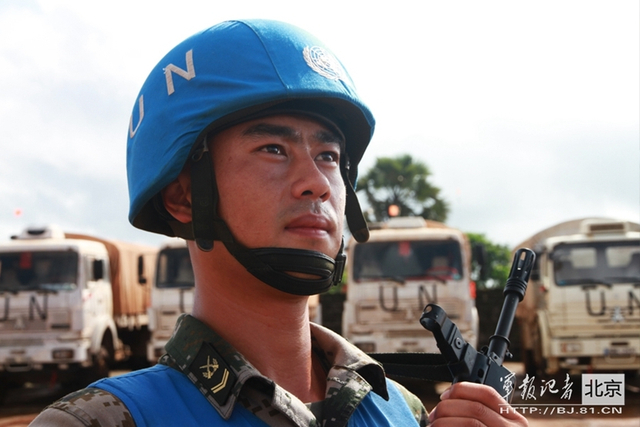 维和官兵车场值勤