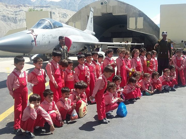 巴基斯坦枭龙与小朋友们合影