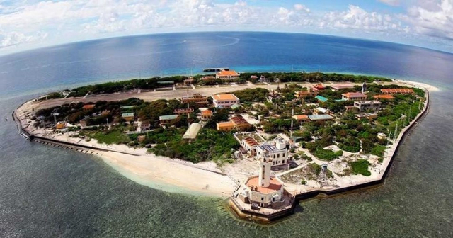 越南在非法侵占中国岛礁上扩建跑道